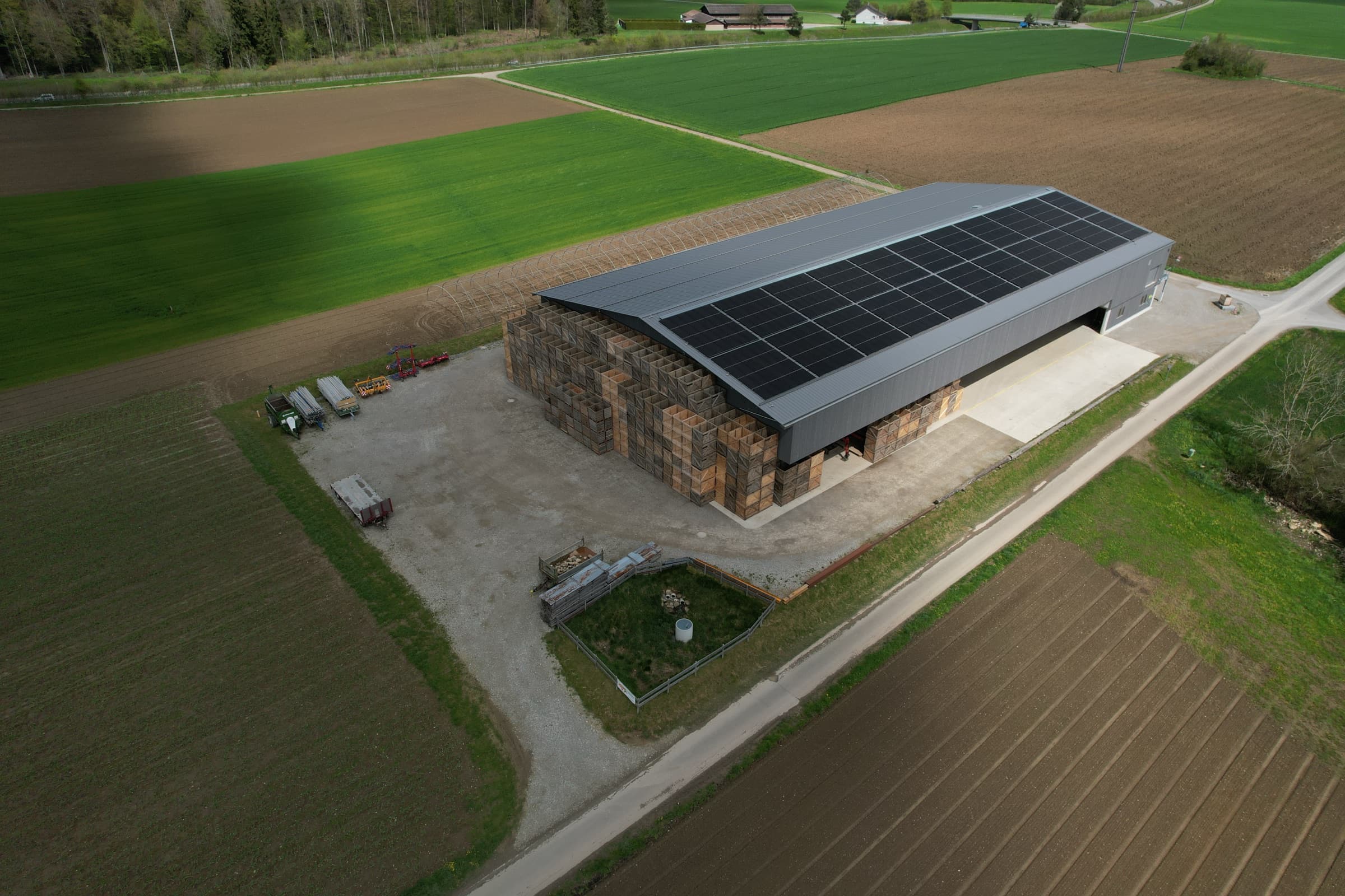 Kühllagerhalle mit Paloxen und Photovoltaikanlage auf dem Dach